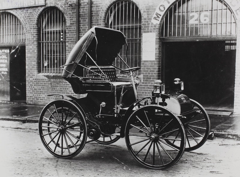 fotografía de uno de los primeros modelos de coche motorizado